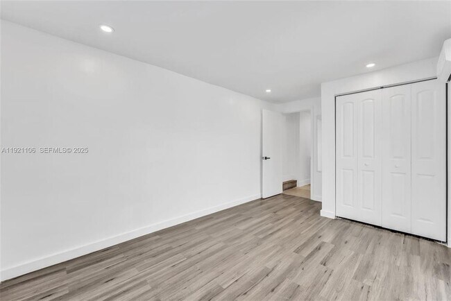 Building Photo - 4917 SW 43rd Terrace