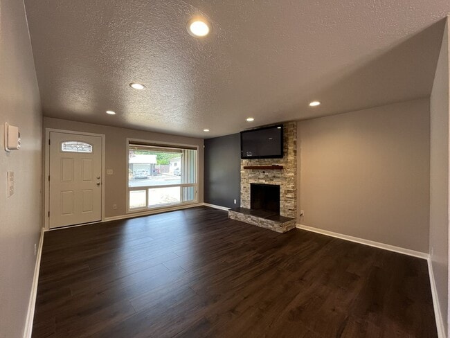 Building Photo - Charming Single-Level 3 Bedroom Home with Spacious Fenced Backyard, Landscaping Included & Great ...