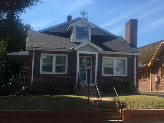Building Photo - 5 Bedroom 3.5 Bath Brick home in Downtown ...