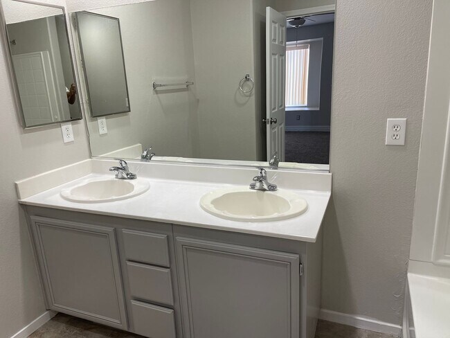 Building Photo - Spacious 2-Story Townhome in Gated Communi...