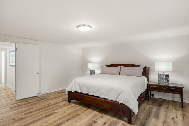 Building Photo - Lake Talquin - LAKEFRONT- Furnished 3 bedr...