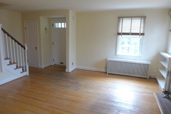 Building Photo - 300 Woodbourne Ave