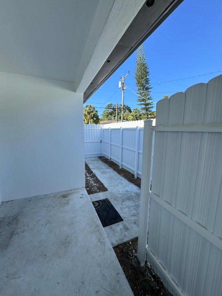 Private side entry. - 2415 Thomas St