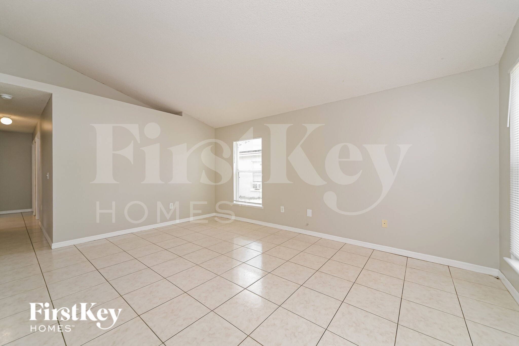 Building Photo - 440 Breezeway Dr