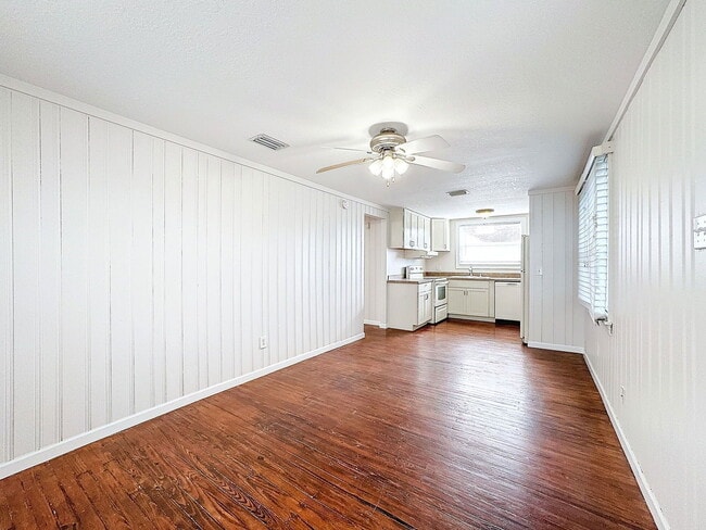 Building Photo - 2649 1/2 Dartmouth Ave N