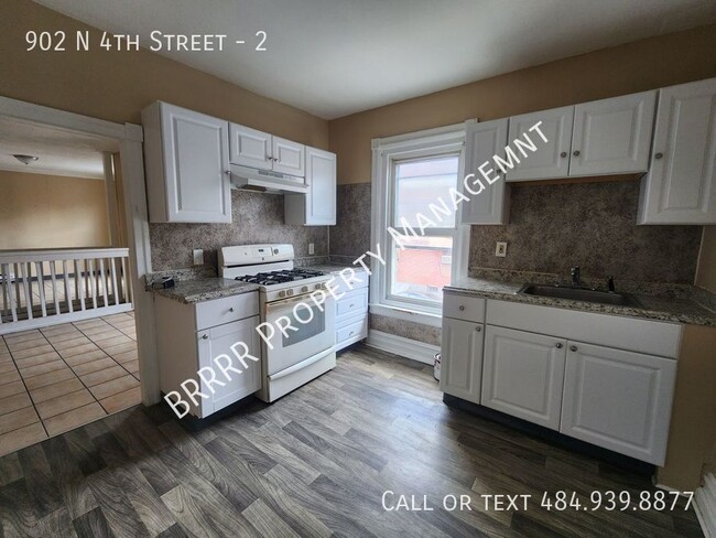 Building Photo - 3 bedroom 2 full bathroom apartment on the...