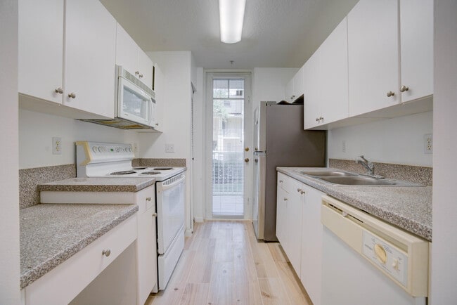 Building Photo - 1136 Town Center Dr