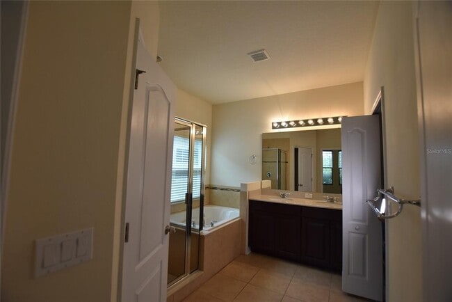 Building Photo - 708 Lake Tarpon Way