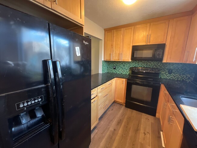 Building Photo - 2 Bed/ 1 Bath- Renovated Duplex Apt W/ Gar...