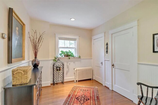 Building Photo - Charming & Pet-Friendly Downtown Gem