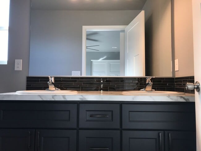 Building Photo - 2Story Home! 4 Beds, 2.5 Bath!