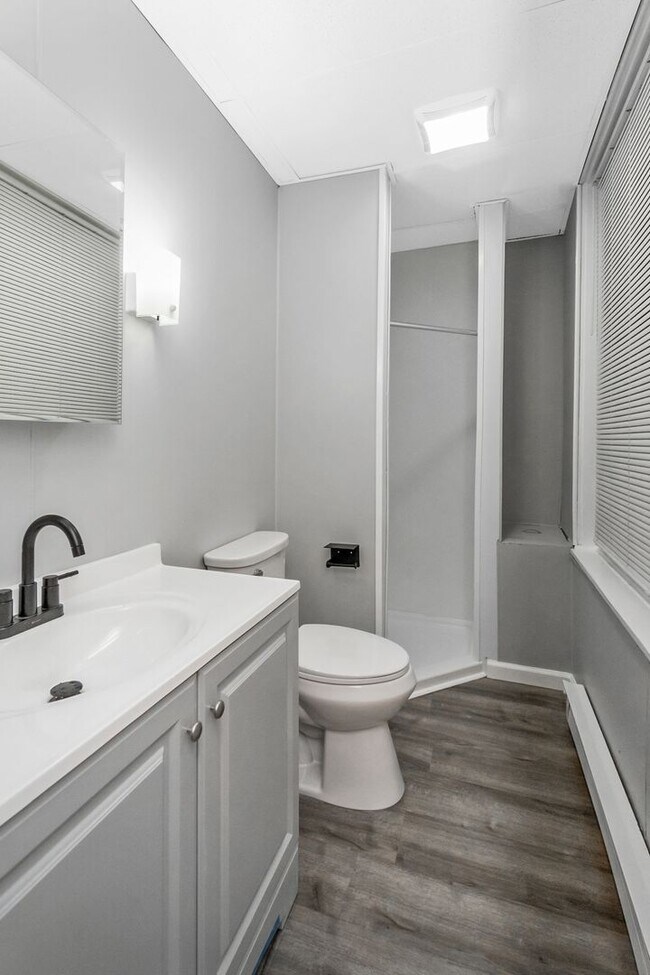 Building Photo - 1901 W Broad St