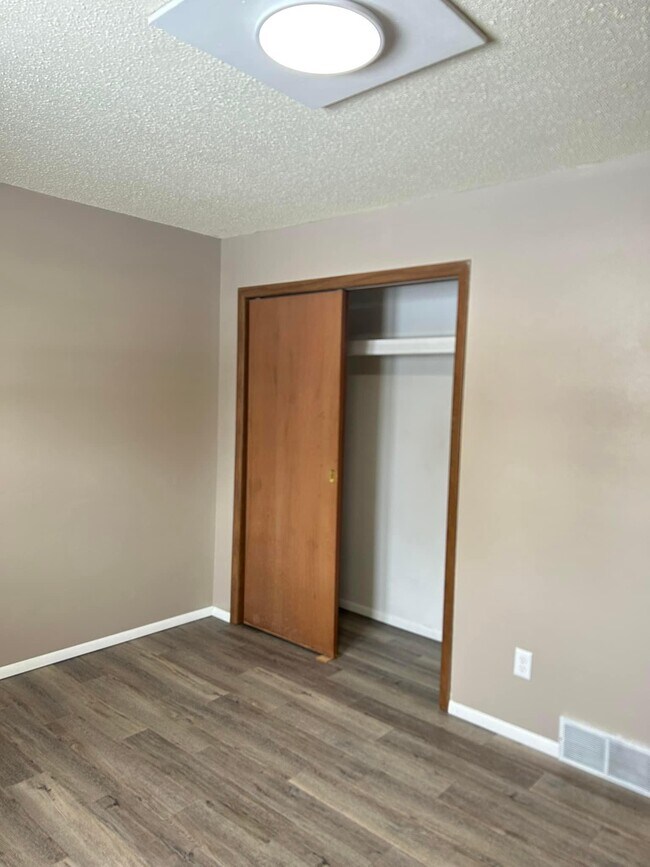 Building Photo - 233 N Fanelle Ave
