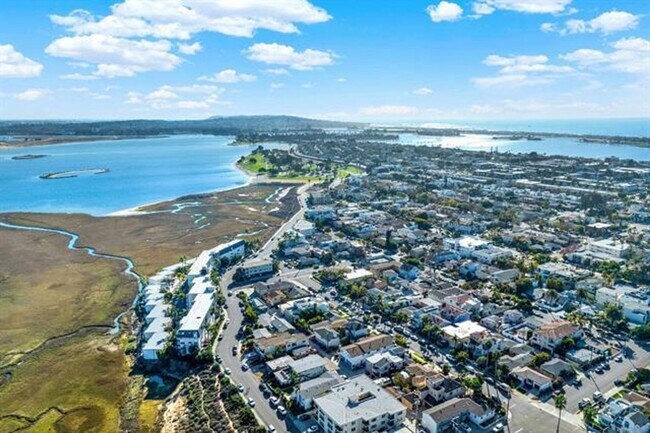 Building Photo - 1 Bed/1 Bath Crown Point Condo with Bay Views