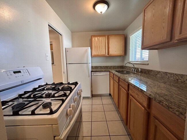 Building Photo - $0 DEPOSIT OPTION. CHARMING 2BED/1BATH DUPLEX NEAR SLOAN LAKE!!