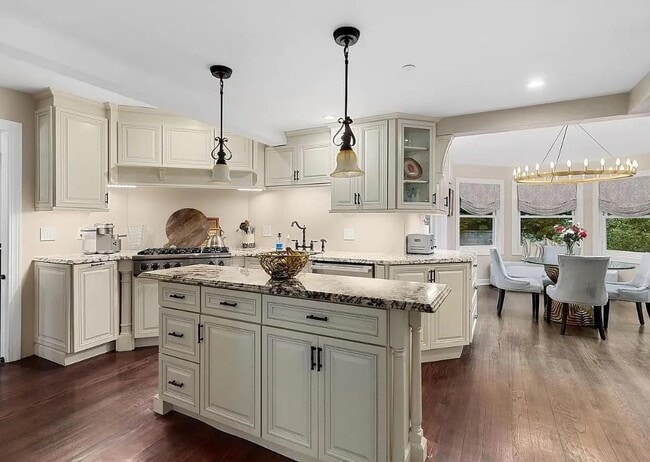 Building Photo - 777 Armonk Rd