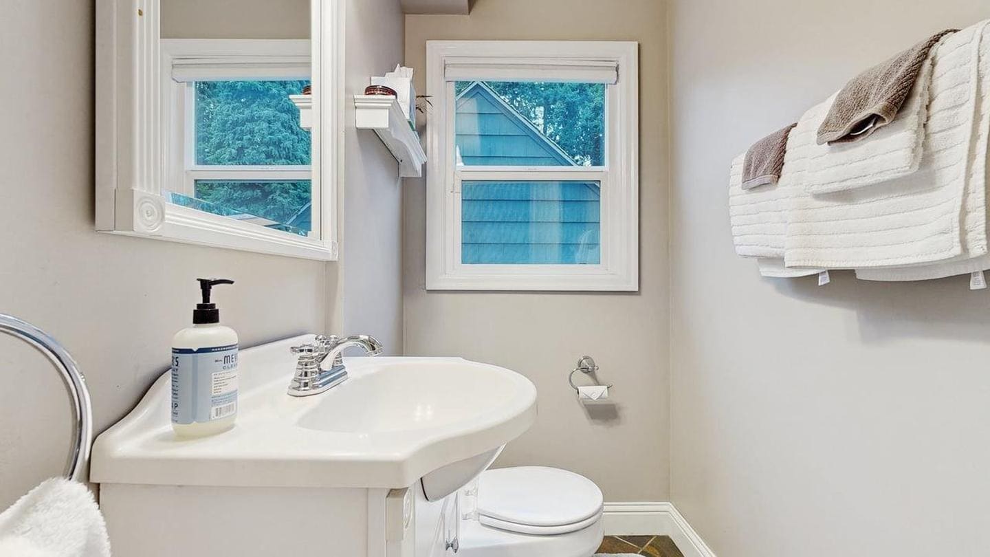 Building Photo - Cozy home with fenced yard and hot tub in NE Portland