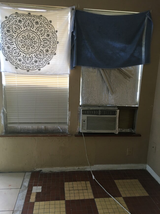 Building Photo - 7939 Sarita St