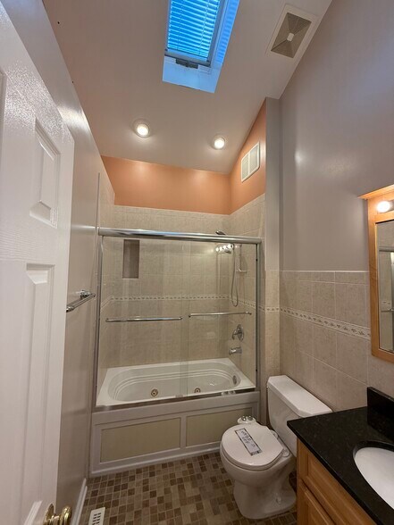 Building Photo - 522 Lilac Ct