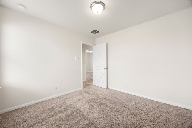 Building Photo - 2226 Royal Ann Wy