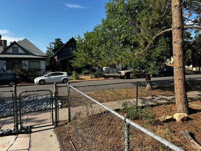 Building Photo - "Charming 1-Bed Oasis in Denver's Heart – Cozy Comforts!"