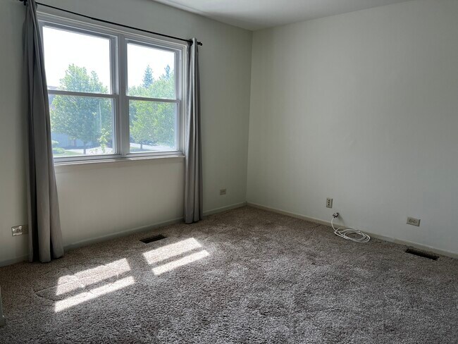 Building Photo - 1556 Darien Lakes Dr
