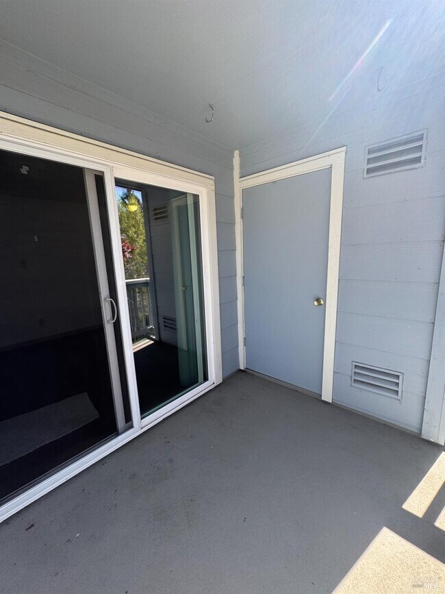 Building Photo - 375 Lighthouse Dr