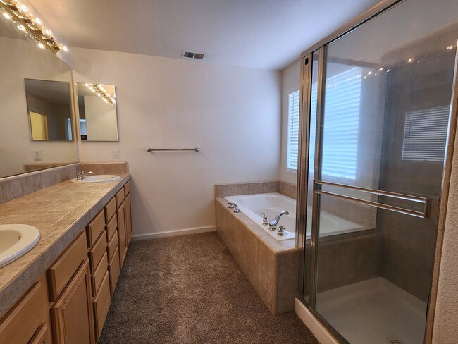 Building Photo - Large home on a golf course