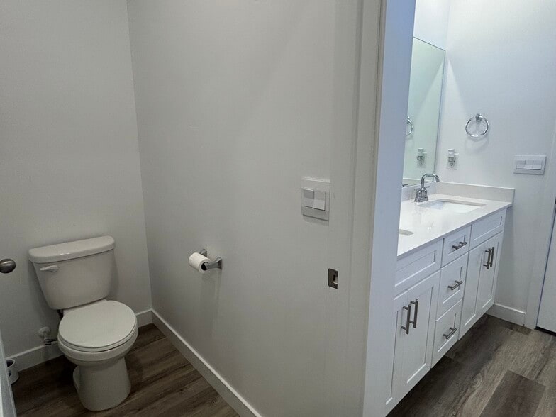 Primary Toilet Room - 1362 S Gulch Ln