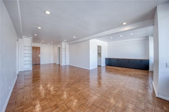 Building Photo - 320 Fort Duquesne Blvd