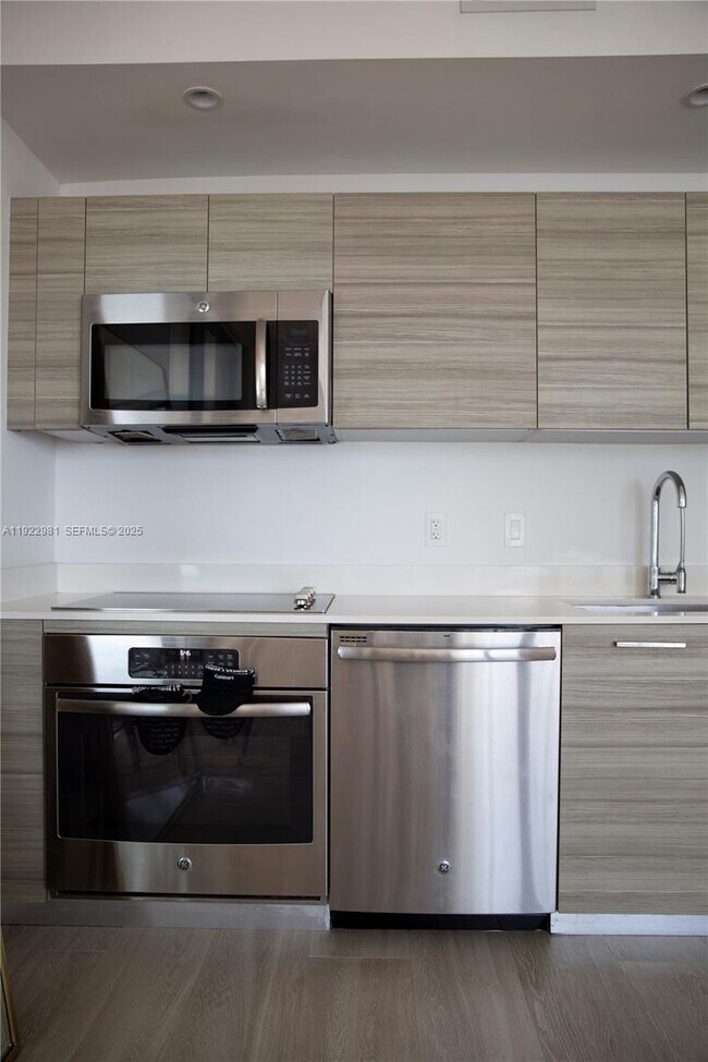 Building Photo - 121 NE 34th St