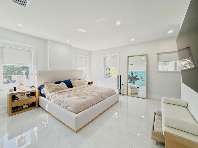 Building Photo - 927 SW 18th Ave