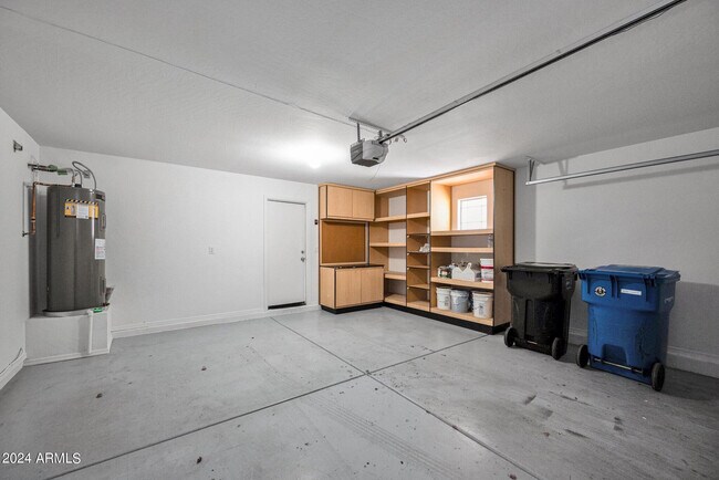 Building Photo - 2532 E Vermont Dr