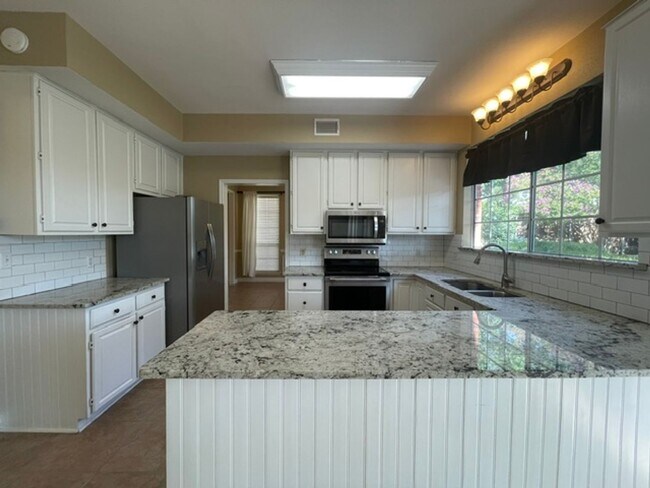 Building Photo - 3222 Mapleridge Dr