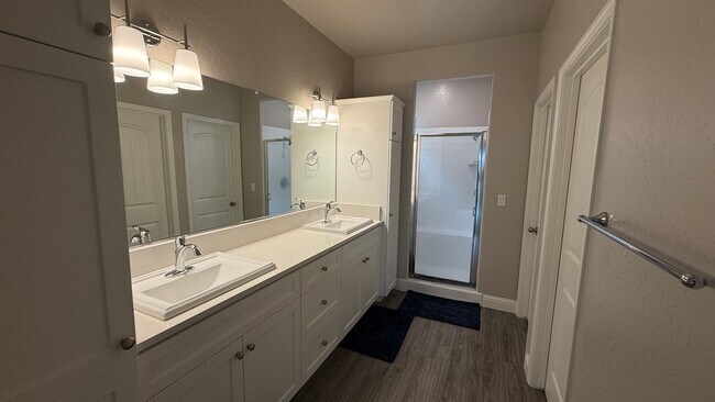 Building Photo - Just Reduced!! 3 Bedroom, 2 Bath located in of Fresno, CA