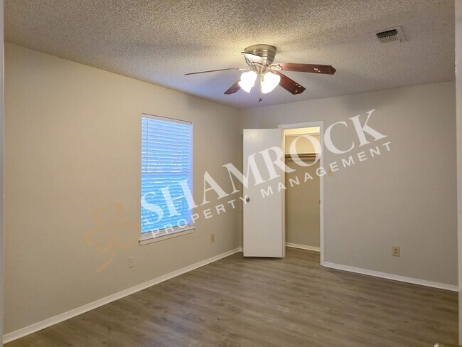 Building Photo - 3/2 Hewitt Home