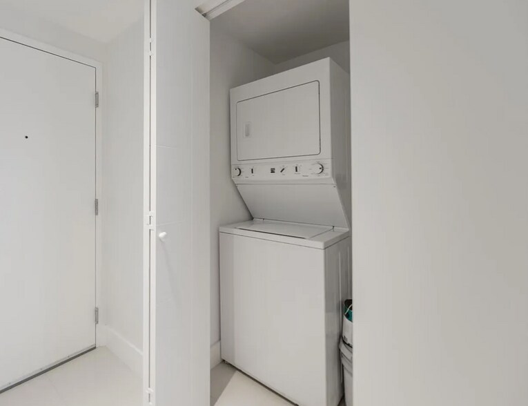 Building Photo - 1010 SW 2nd Ave