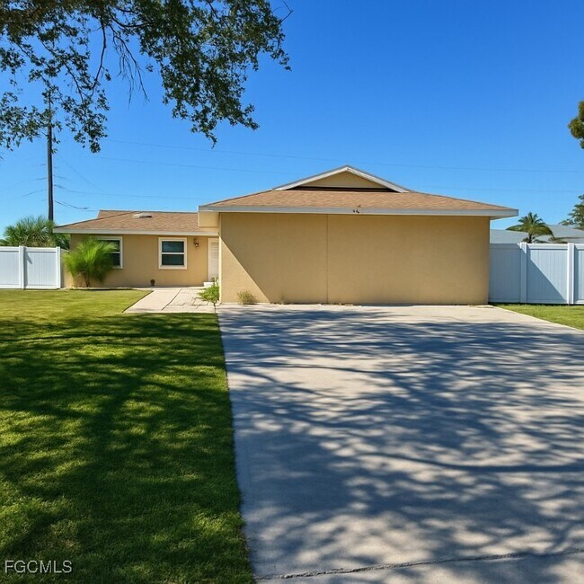 Building Photo - 4532 SW 8th Pl