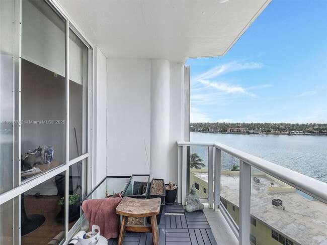 Building Photo - 900 Bay Dr