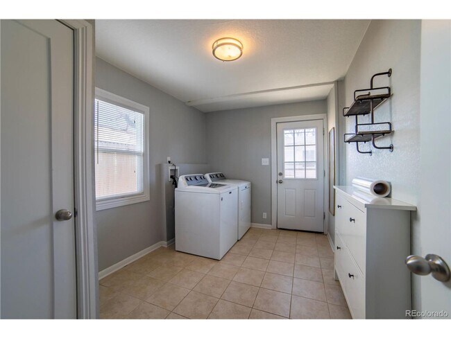 Building Photo - Nicely Remodeled 2 bedroom Bungalow.