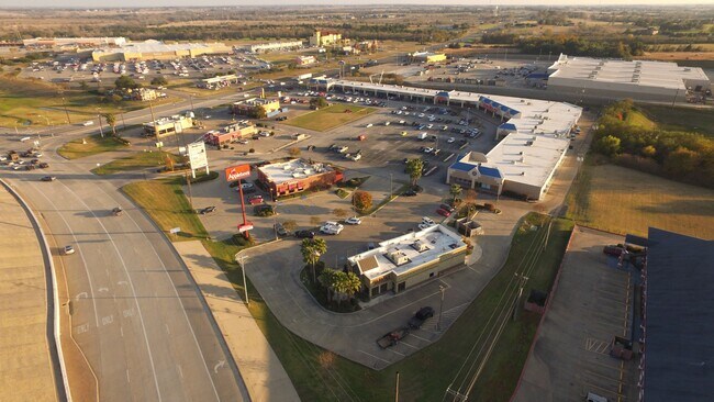 Building Photo - 2662 Hwy 290 W