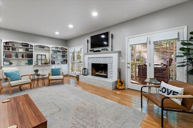Building Photo - Five Bedroom Home