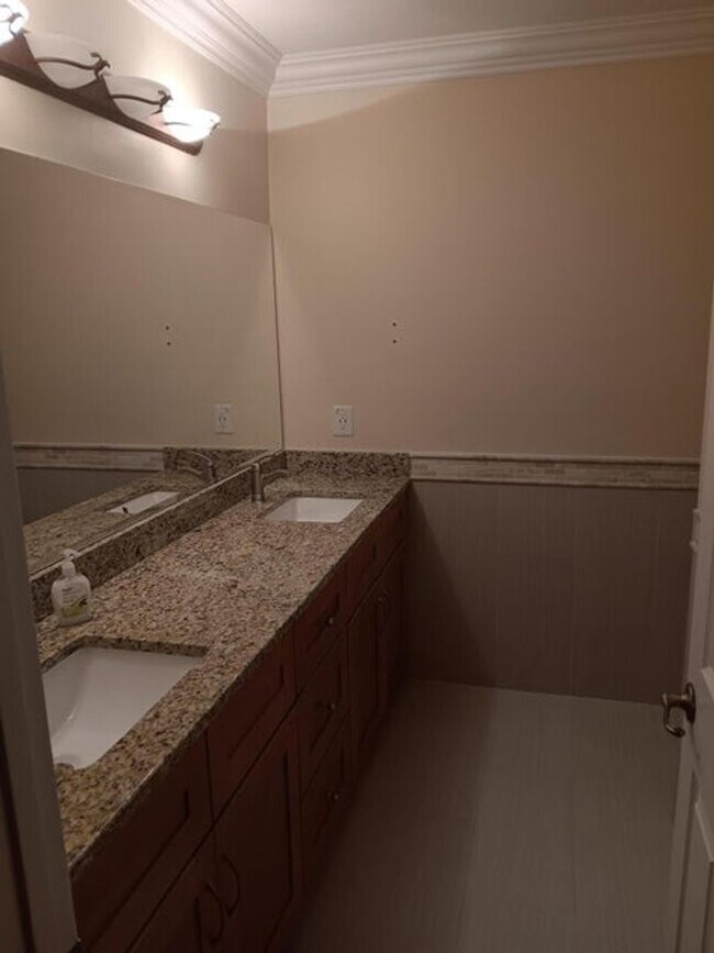 Building Photo - 4983 Pinemore Ln