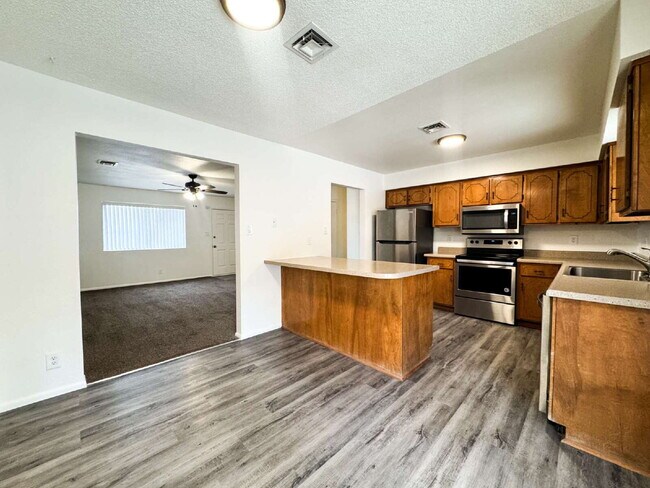 Building Photo - "Centrally located 3 bedroom, 2 bathroom H...