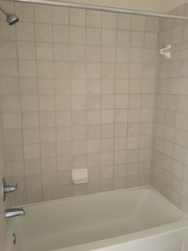 Building Photo - Upper Unit 2/2 available in Naples! Annual Rental!