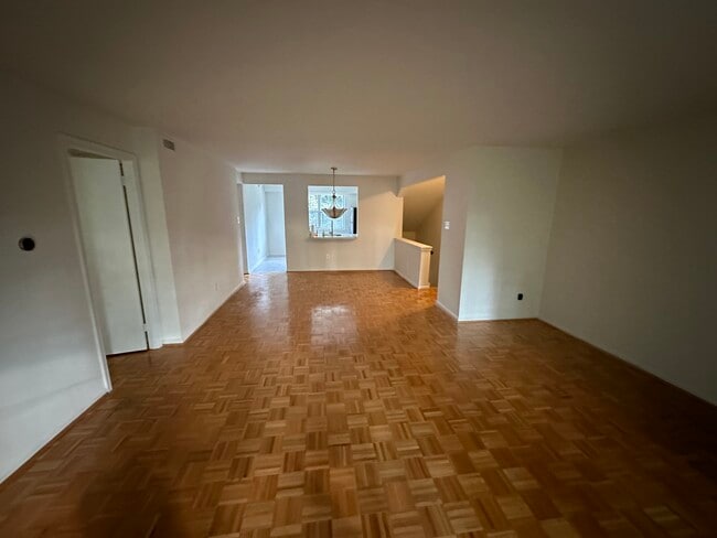 Building Photo - 1002 Valley Glen Rd