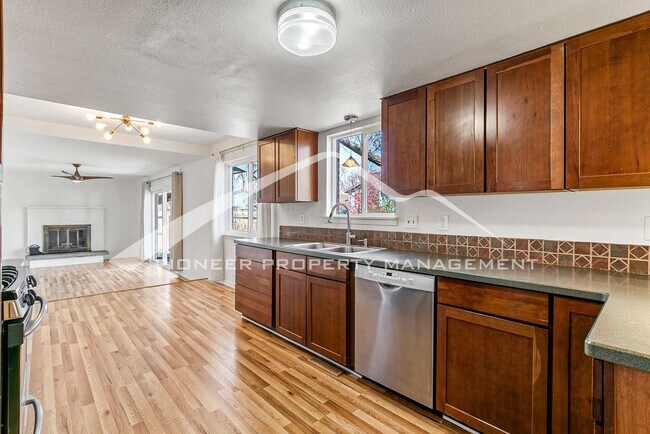 Building Photo - Beautiful Updated Home Conveniently locate...