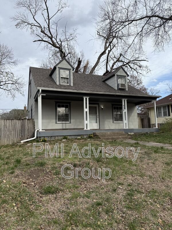 Building Photo - 700 SW Macvicar Ave