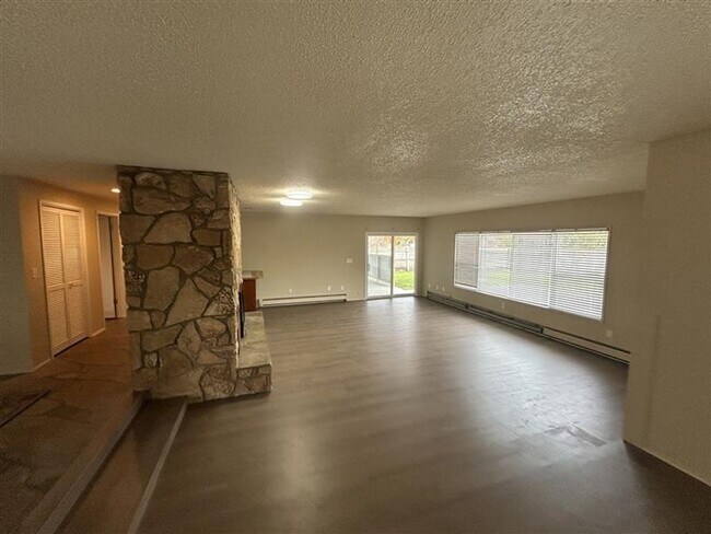 Building Photo - 209 E 3rd St