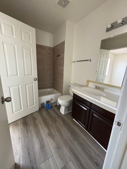 Building Photo - 509 E Ave Q